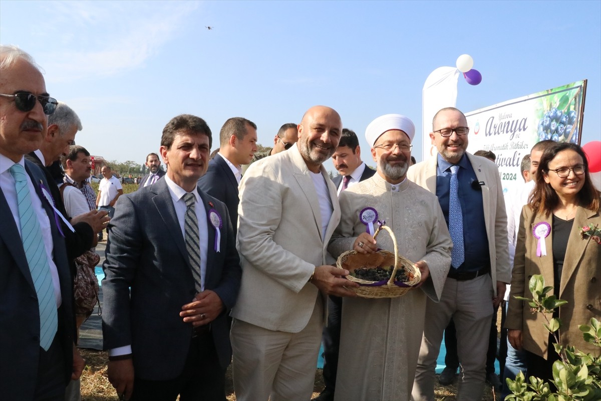 Diyanet İşleri Başkanı Prof. Dr. Ali Erbaş, Yalova'nın Çiftlikköy ilçesinde kız öğrencilere...