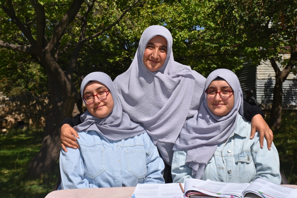 Van'da geçen yıl Yükseköğretim Kurumları Sınavı'nda (YKS) daha yüksek puan almasına rağmen eğitim...