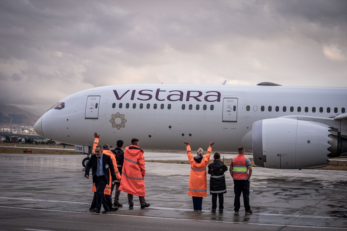Hindistan-Almanya seferini yapan ve bomba ihbarı nedeniyle Erzurum Havalimanı'na zorunlu iniş...
