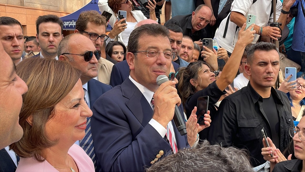 İstanbul Büyükşehir Belediye Başkanı Ekrem İmamoğlu, Eskişehir Büyükşehir Başkanı Ayşe Ünlüce'ye...