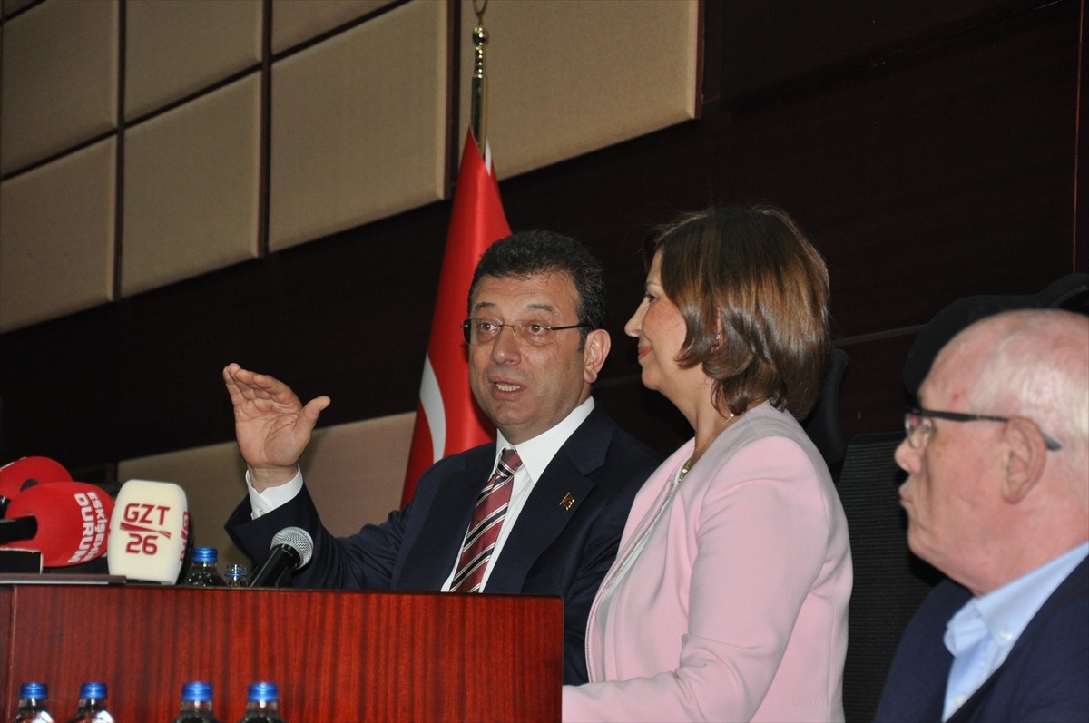 İstanbul Büyükşehir Belediye Başkanı Ekrem İmamoğlu, Eskişehir Büyükşehir Başkanı Ayşe Ünlüce'ye...