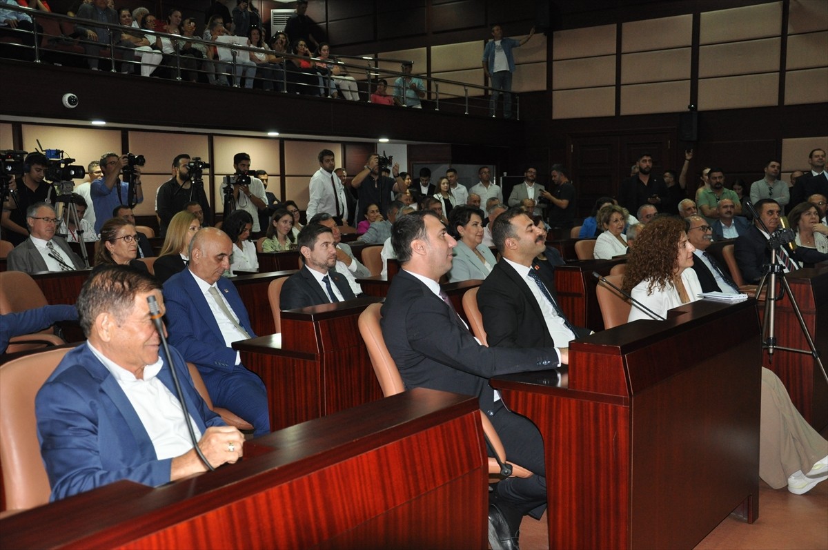 İstanbul Büyükşehir Belediye Başkanı Ekrem İmamoğlu, Eskişehir Büyükşehir Başkanı Ayşe Ünlüce'ye...