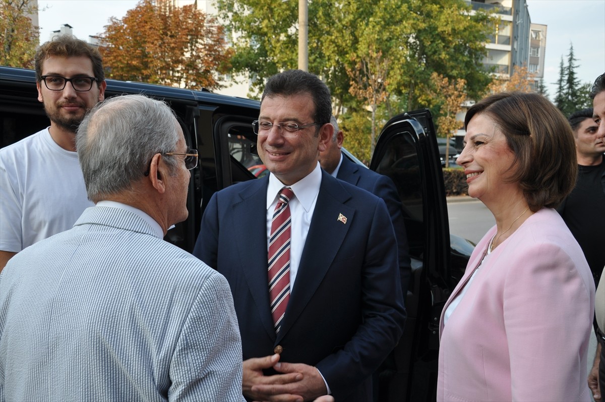 İstanbul Büyükşehir Belediye Başkanı Ekrem İmamoğlu, Eskişehir Büyükşehir Başkanı Ayşe Ünlüce'ye...