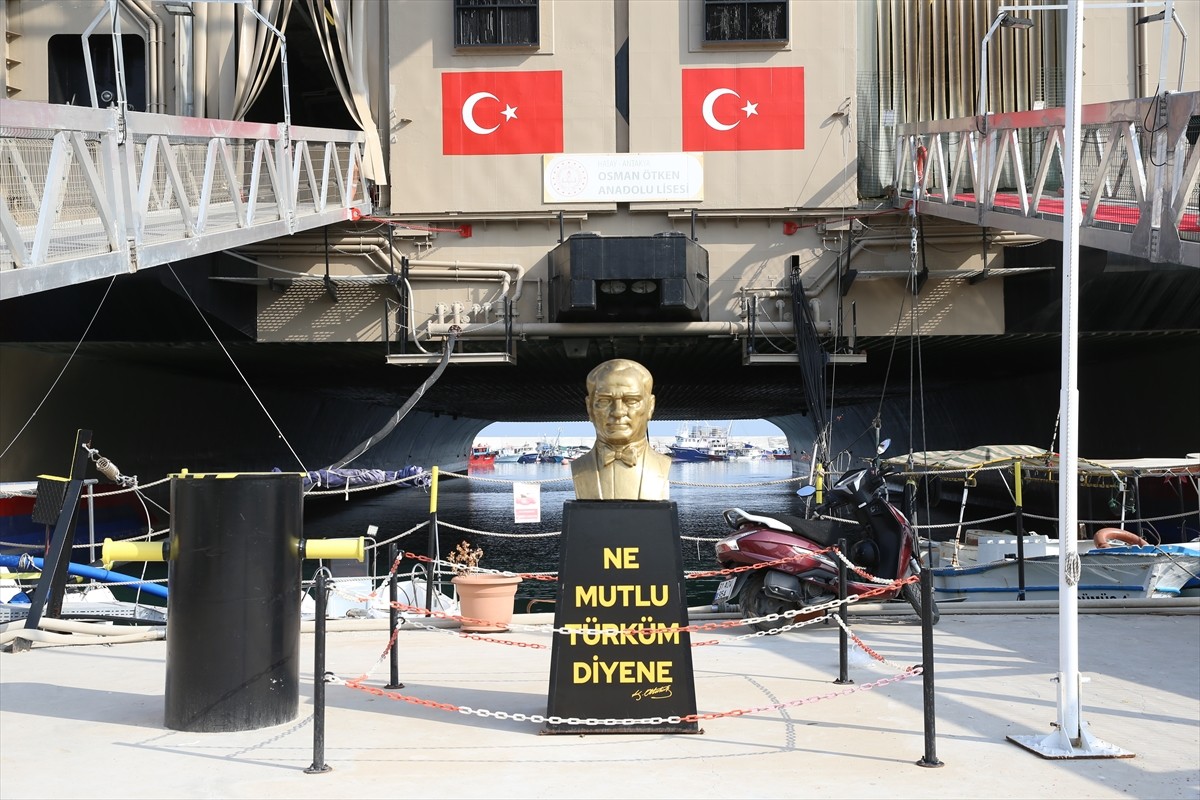 Hatay'da 6 Şubat 2023'teki depremlerin ardından İskenderun'da limana demirleyen ve eğitim öğretim...