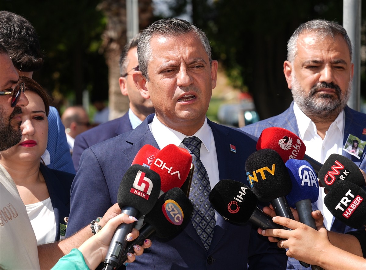 CHP Genel Başkanı Özgür Özel, İsrail askerlerince öldürülen aktivist Ayşenur Ezgi Eygi için İzmir...