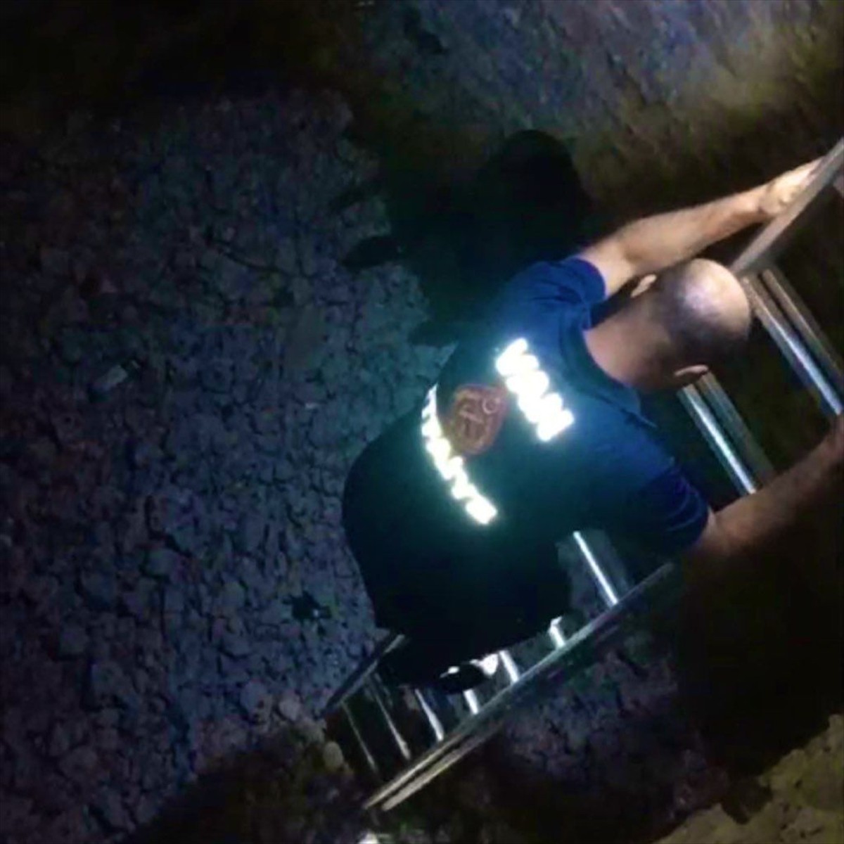 Van'da dengesini kaybedip kuyuya düşen kişi, itfaiye ekiplerince çıkarıldı.