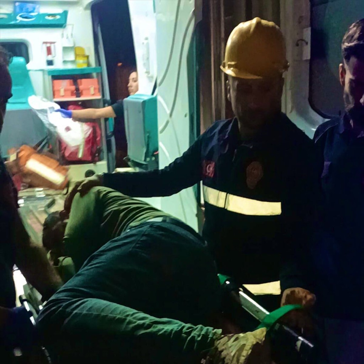 Van'da dengesini kaybedip kuyuya düşen kişi, itfaiye ekiplerince çıkarıldı.