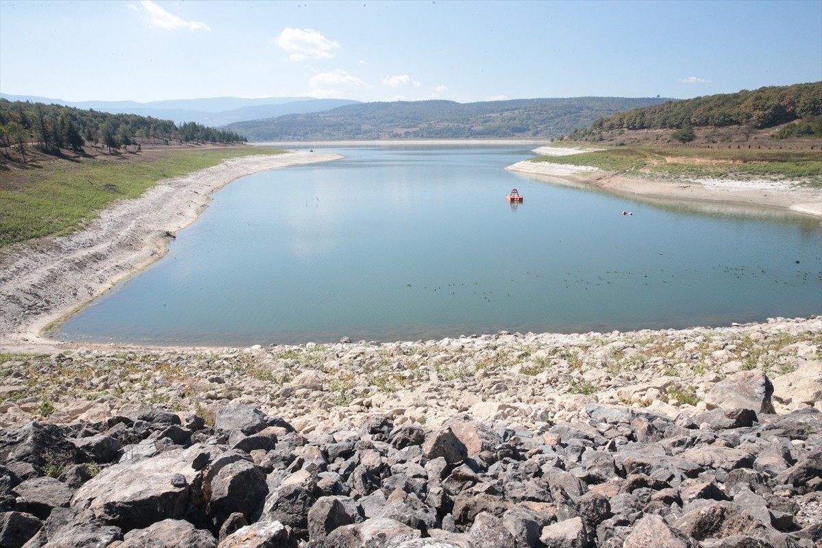 Bolu'nun içme suyu ihtiyacının karşılandığı Gölköy Baraj Gölü'nde su seviyesi yüzde 30'un altına...