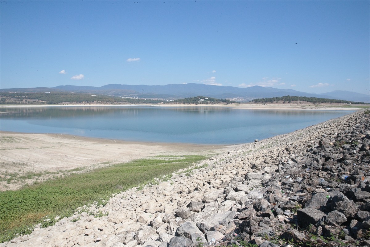 Bolu'nun içme suyu ihtiyacının karşılandığı Gölköy Baraj Gölü'nde su seviyesi yüzde 30'un altına...
