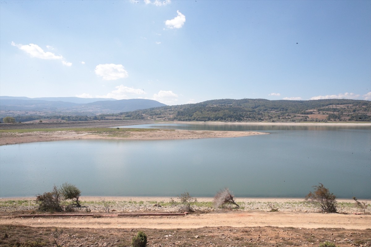 Bolu'nun içme suyu ihtiyacının karşılandığı Gölköy Baraj Gölü'nde su seviyesi yüzde 30'un altına...