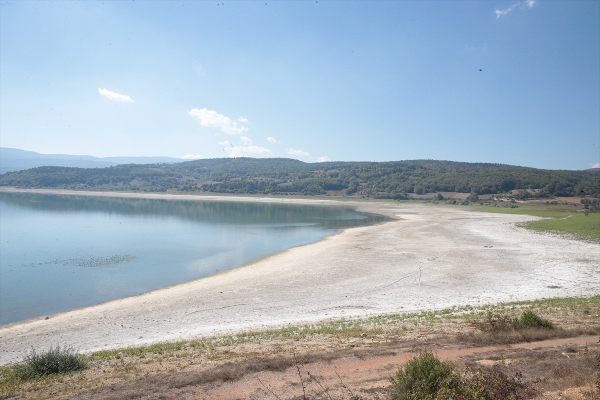Bolu'nun içme suyu ihtiyacının karşılandığı Gölköy Baraj Gölü'nde su seviyesi yüzde 30'un altına...