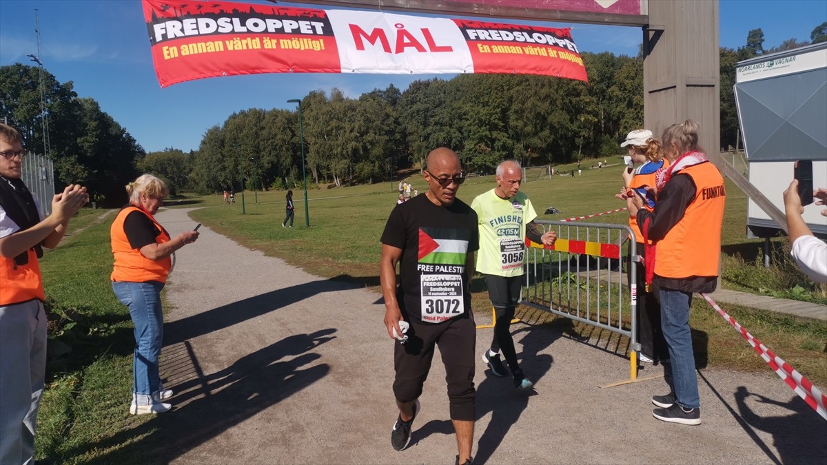 İsveç'in başkenti Stockholm'de Filistin'le dayanışma gösterisi için toplanan kalabalık, İsveç...