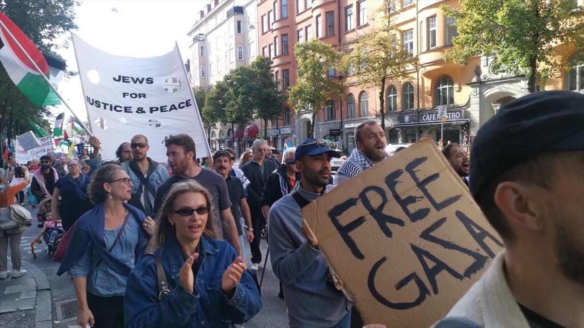 İsveç'in başkenti Stockholm'de Filistin'le dayanışma gösterisi için toplanan kalabalık, İsveç...