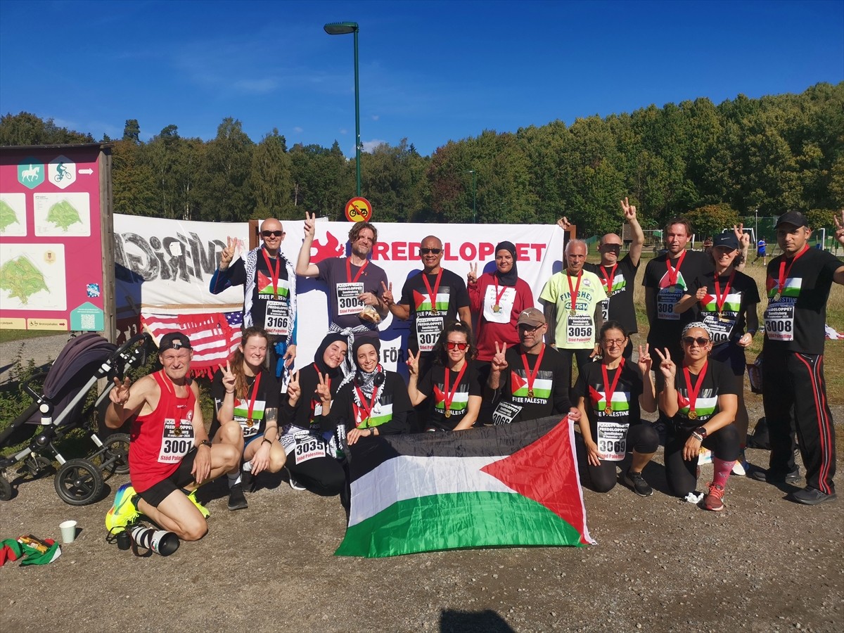 İsveç'in başkenti Stockholm'de Filistin'le dayanışma gösterisi için toplanan kalabalık, İsveç...