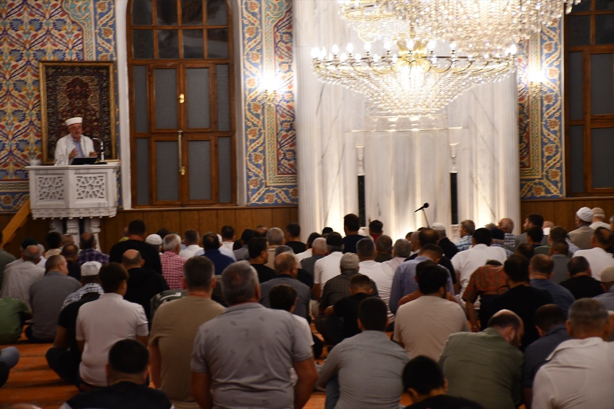 Mevlit Kandili dolayısıyla Düzce'de camilerde program yapıldı.