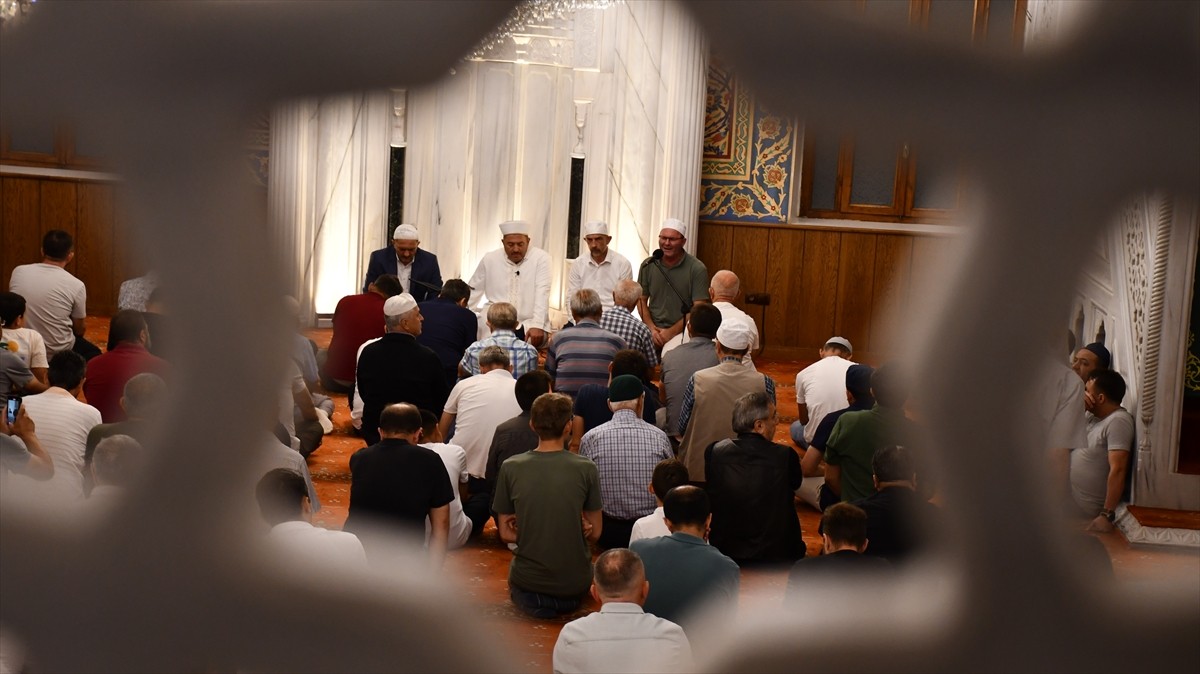 Mevlit Kandili dolayısıyla Düzce'de camilerde program yapıldı.