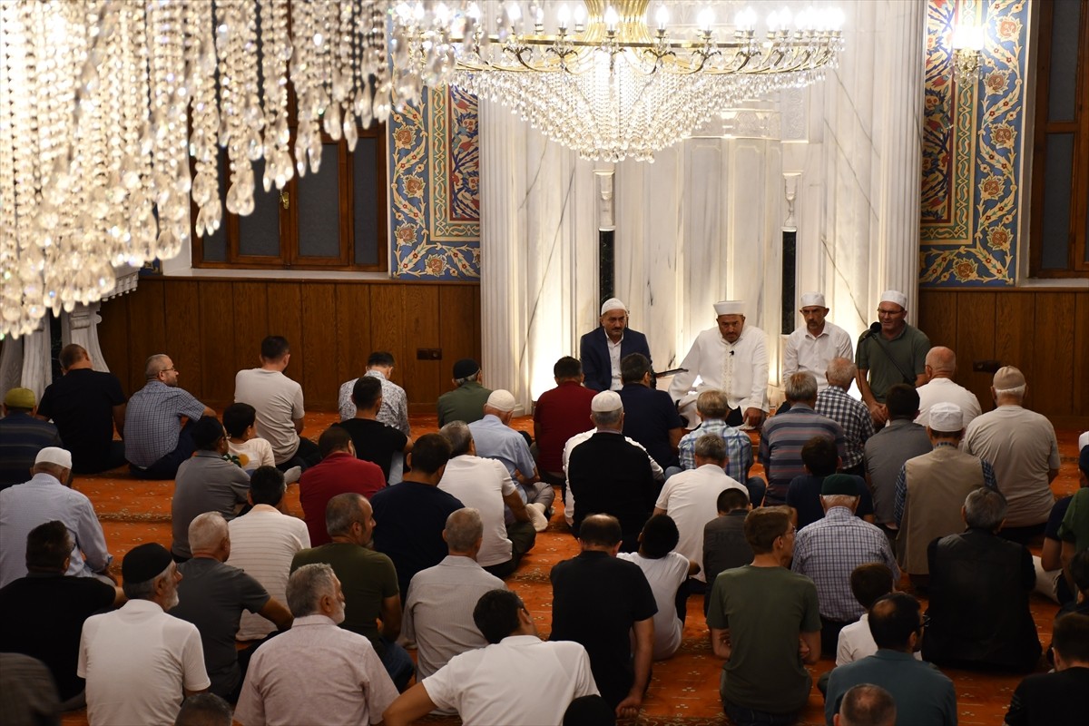 Mevlit Kandili dolayısıyla Düzce'de camilerde program yapıldı.