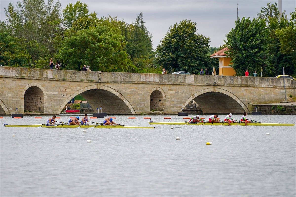 Edirne'de Meriç Nehri'nde oluşturulan parkurda düzenlenen Balkan Kürek Şampiyonası tamamlandı....