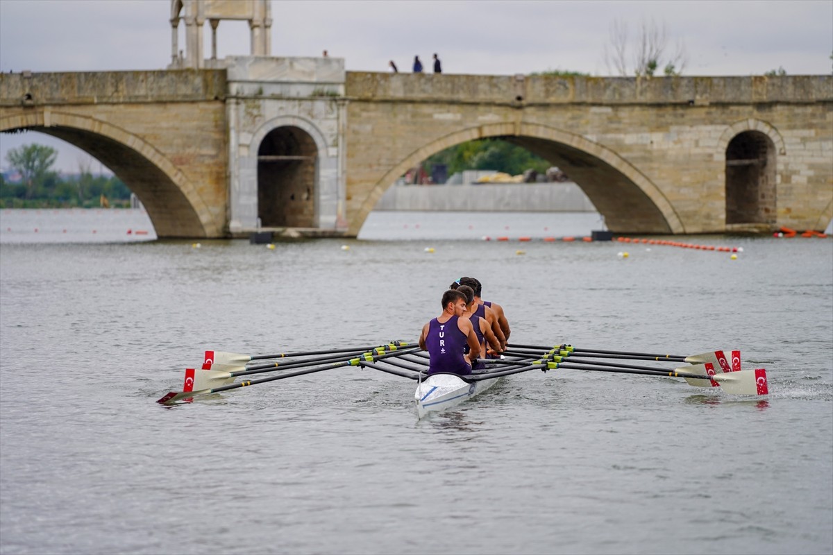 Edirne'de Meriç Nehri'nde oluşturulan parkurda düzenlenen Balkan Kürek Şampiyonası tamamlandı....