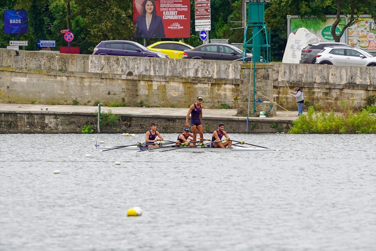 Edirne'de Meriç Nehri'nde oluşturulan parkurda düzenlenen Balkan Kürek Şampiyonası tamamlandı....
