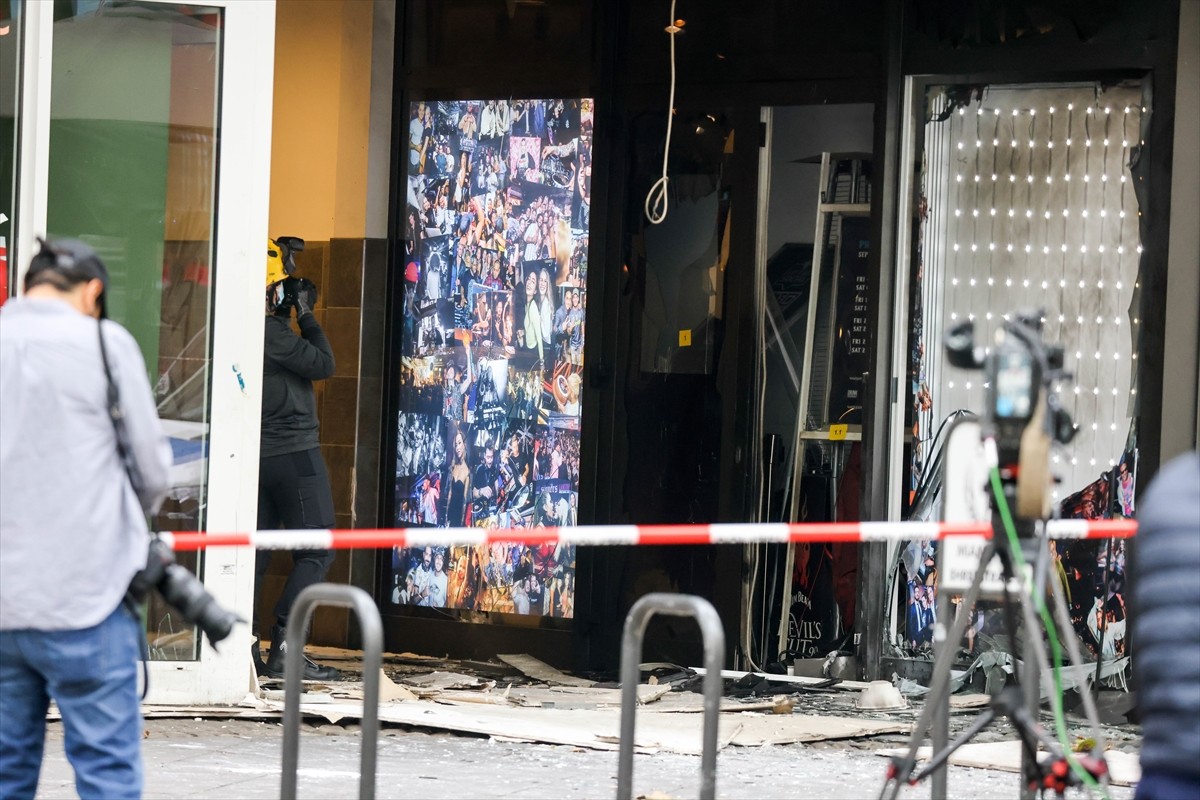 Almanya'nın Köln kentinde bir Türk'e ait eğlence mekanının da bulunduğu binanın girişinde meydana...