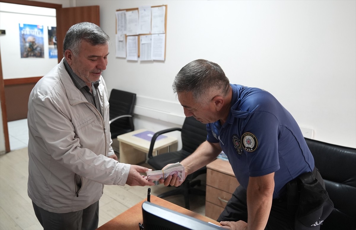 Erzurum'da baba ve oğlunun yolda bulduğu 20 bin 100 liralık emekli maaşı, polis aracılığıyla...