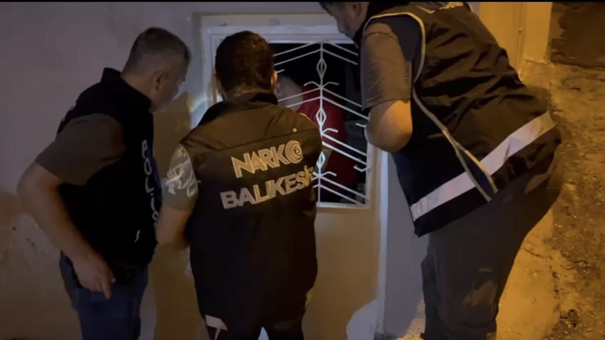 Balıkesir, İstanbul ve Bursa'da düzenlenen uyuşturucu operasyonlarında gözaltına alınan 52...