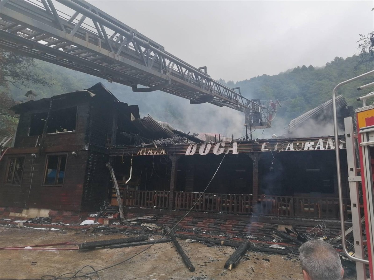 Artvin'in Hopa ilçesinde bir restoranda yangın çıktı. Ekiplerin yaklaşık 1 saatlik çalışmasıyla...