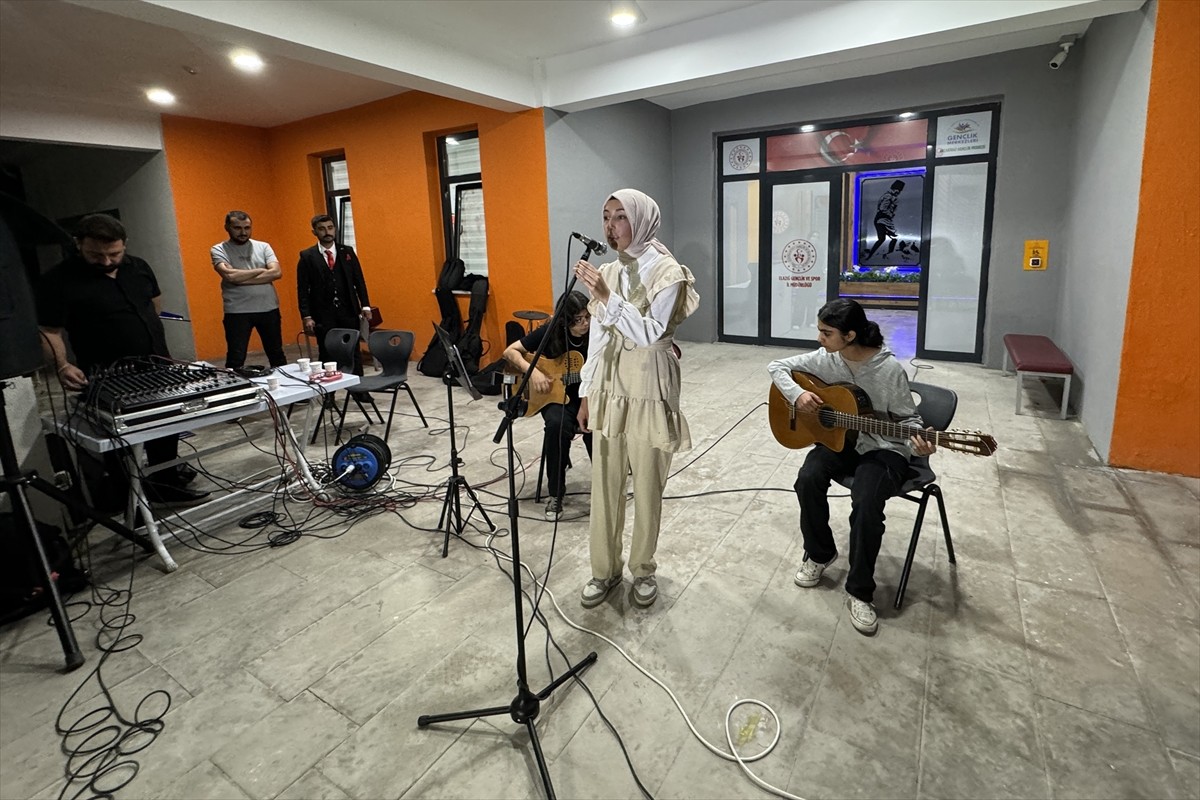 Elazığ'ın Akçakiraz Beldesi'ndeki gençlik merkezi bünyesinde açılan piyano, gitar, keman ve saz...
