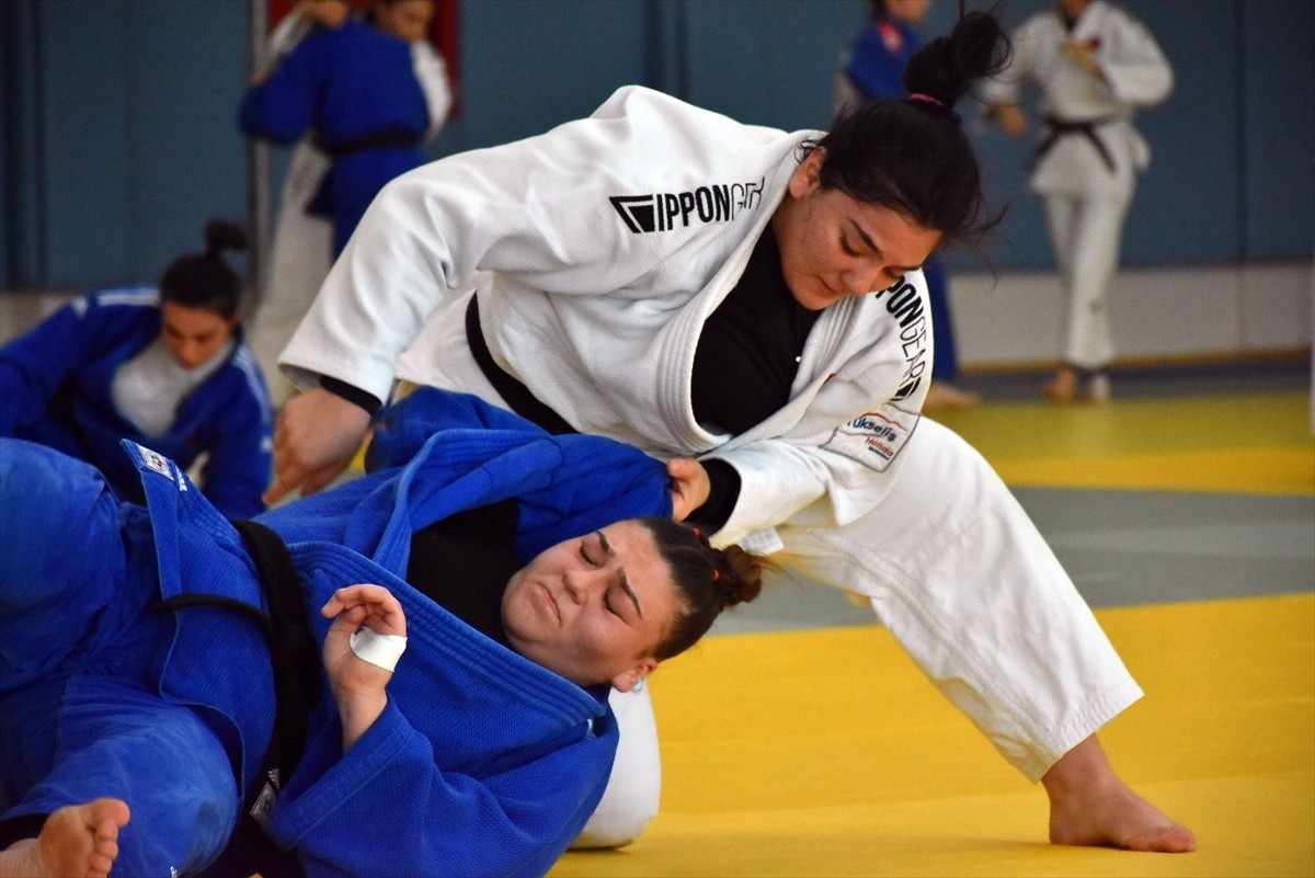 Genç Kadın Judo Milli Takımı, 3-6 Ekim'de Tacikistan'da düzenlenecek Dünya Judo Gençler...