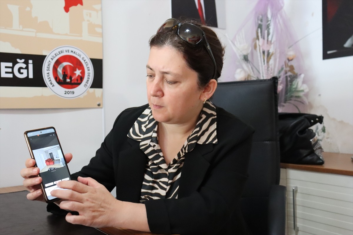Şehit polis memuru Bülent Ay'ın Amasya'da yaşayan eşi Neslihan Ay, Ankara'da okuyan kızına ev...