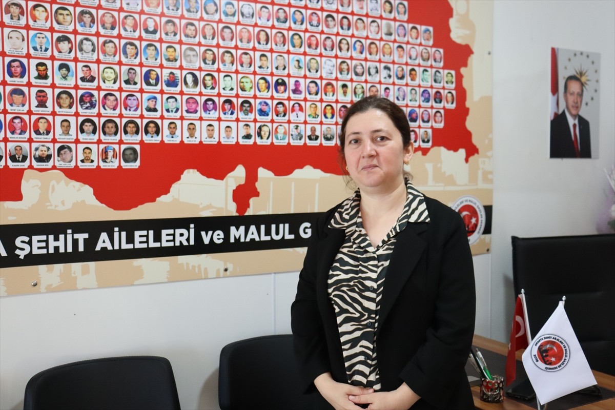 Şehit polis memuru Bülent Ay'ın Amasya'da yaşayan eşi Neslihan Ay, Ankara'da okuyan kızına ev...