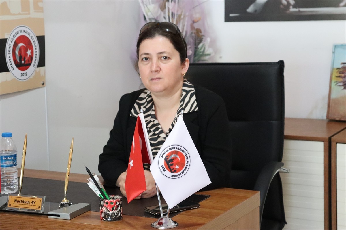 Şehit polis memuru Bülent Ay'ın Amasya'da yaşayan eşi Neslihan Ay, Ankara'da okuyan kızına ev...