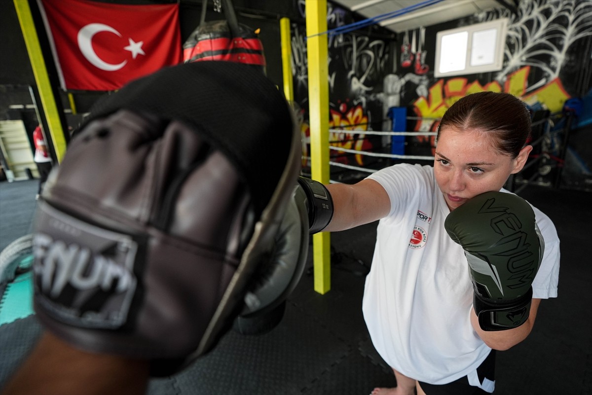 Enerjik yapısı nedeniyle kick boksa yönlendirilen ve kategorisinde 6 yılda dünyanın en iyisi...