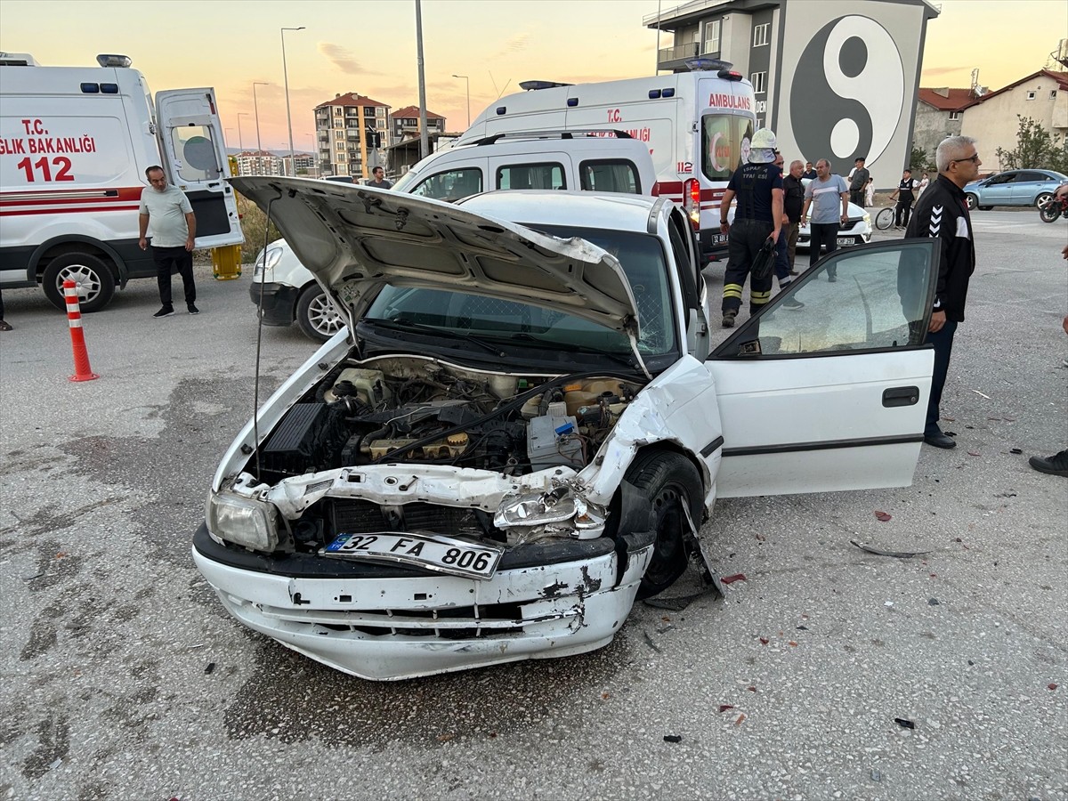 Isparta'da iki otomobilin çarpışması sonucu 5 kişi yaralandı.