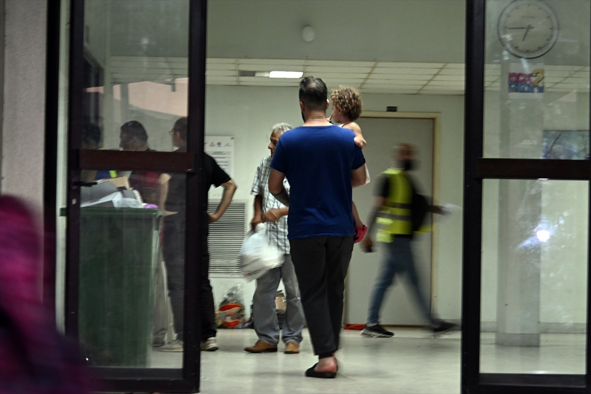 İsrail'in Lübnan'a yönelik yoğun hava saldırıları nedeniyle güneyden başkent Beyrut'a göç ederek...