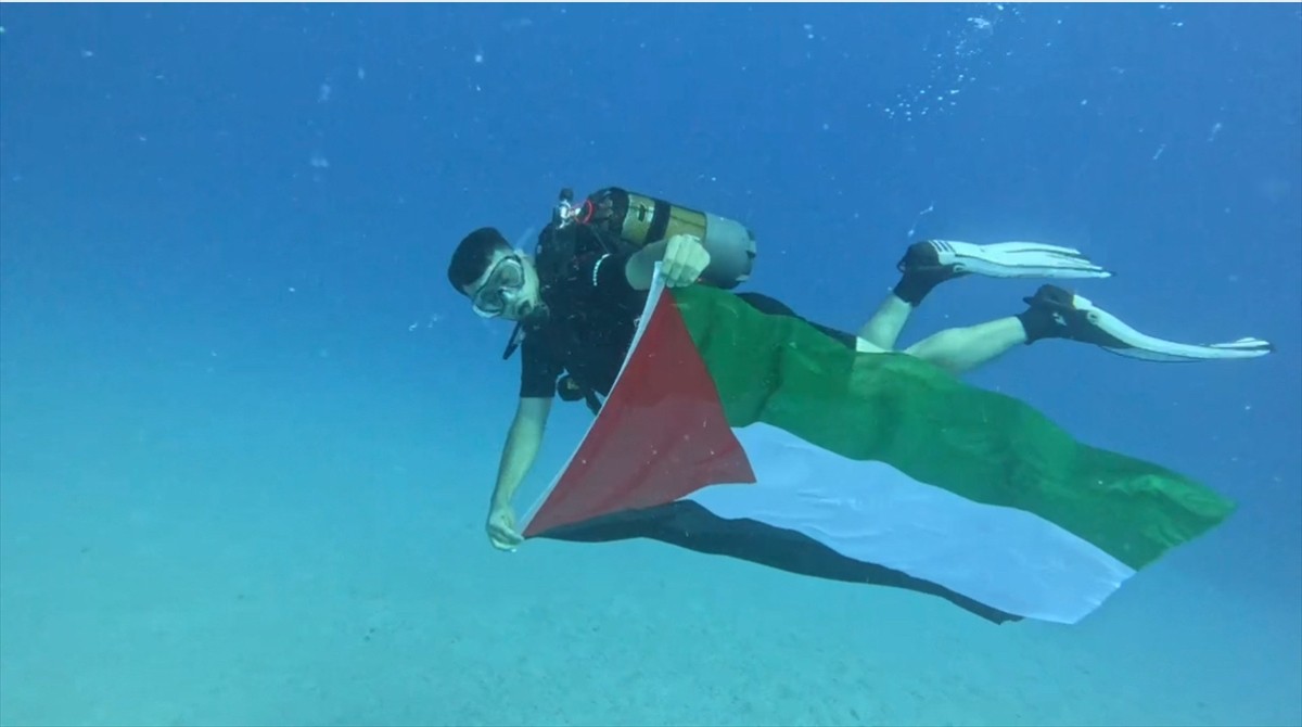 Antalya'nın Kaş ilçesinde dalış yapan Onur Uygun, uçak batığının bulunduğu bölgede Filistin...