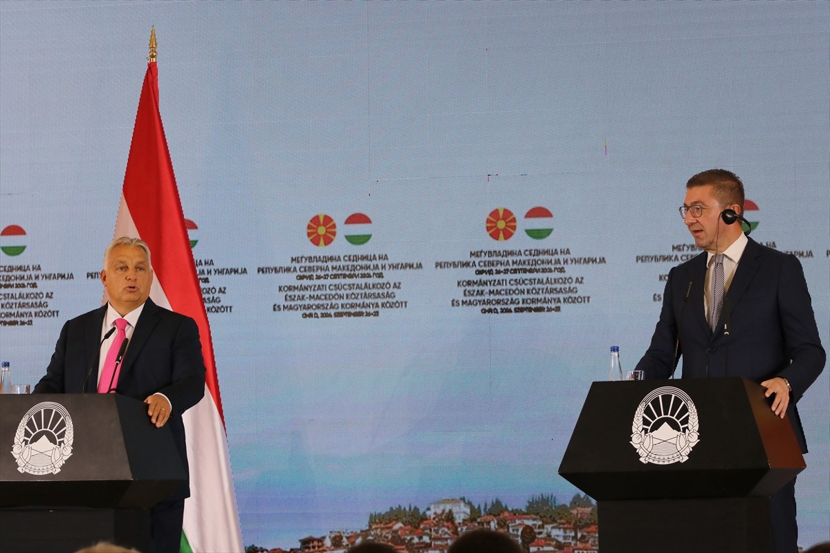 Kuzey Makedonya Başbakanı Hristijan Mickoski (fotoğrafta), Macar mevkidaşı Viktor Orban ile...