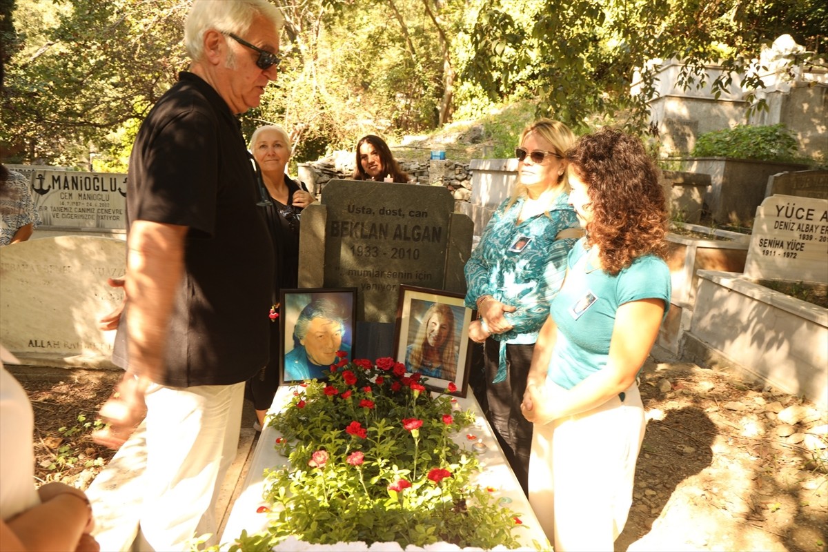 Tiyatronun her alanında çalışmalar ve araştırmalar yapan, ömrünü tiyatroya adayan Beklan...