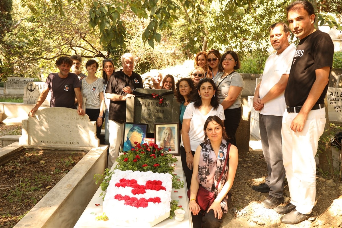 Tiyatronun her alanında çalışmalar ve araştırmalar yapan, ömrünü tiyatroya adayan Beklan...