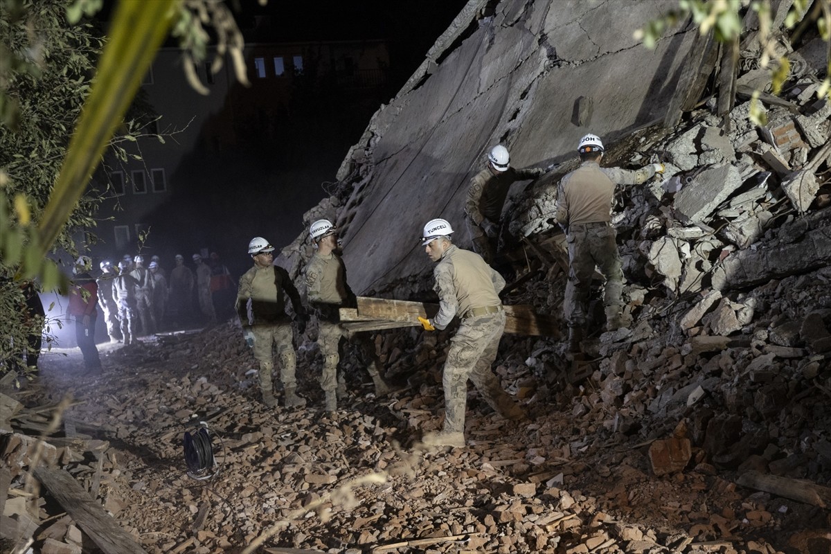 Tunceli'de deprem sonrası enkazda arama kurtarma tatbikatı gerçekleştirildi. Valilik ile İl Afet...