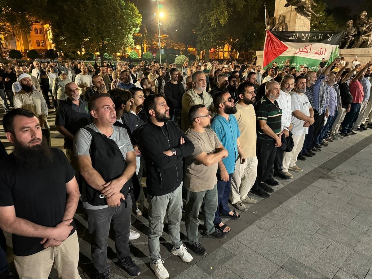 Gazze Dayanışma Platformu üyesi bir grup, İsrail'in Gazze ve Lübnan'a yönelik saldırılarını...