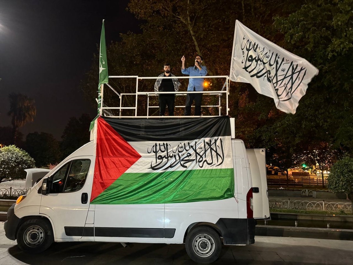 Gazze Dayanışma Platformu üyesi bir grup, İsrail'in Gazze ve Lübnan'a yönelik saldırılarını...