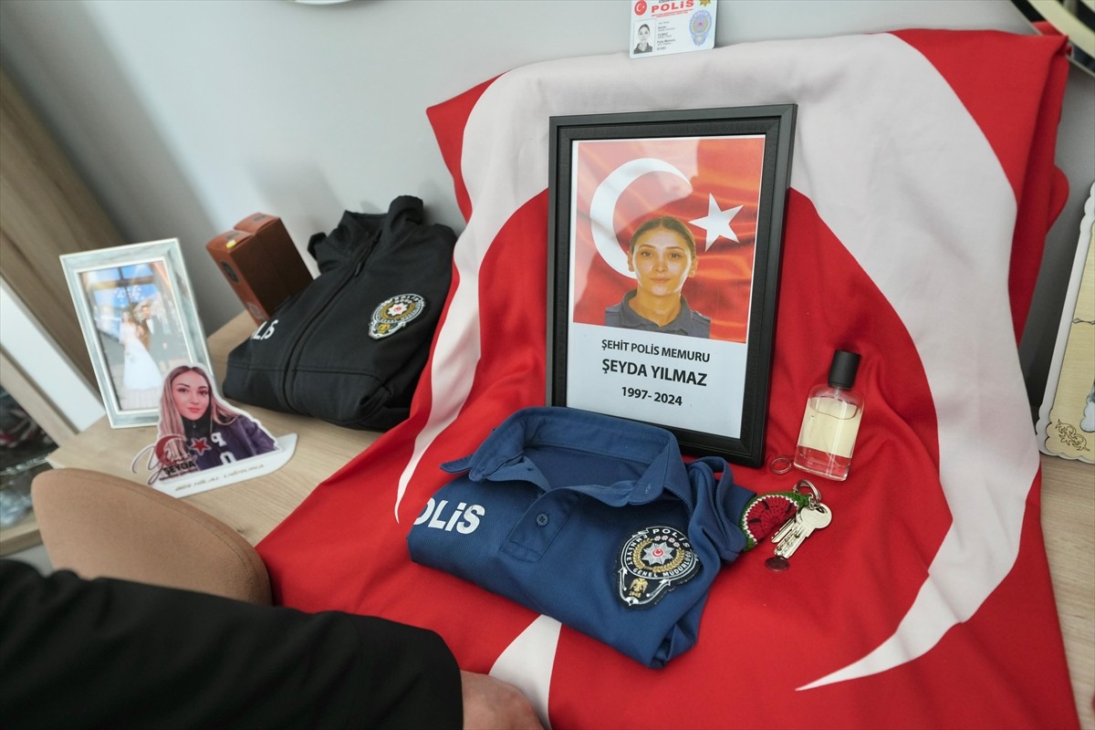 İçişleri Bakanı Ali Yerlikaya, İstanbul Ümraniye'de uğradığı silahlı saldırıda şehit olan 27...