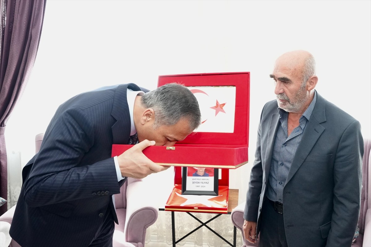 İçişleri Bakanı Ali Yerlikaya, İstanbul Ümraniye'de uğradığı silahlı saldırıda şehit olan 27...