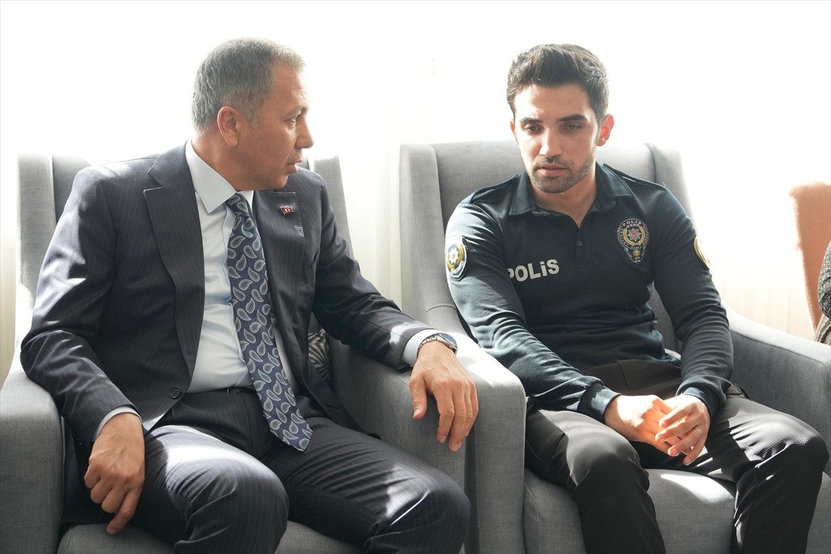 İçişleri Bakanı Ali Yerlikaya, İstanbul Ümraniye'de uğradığı silahlı saldırıda şehit olan 27...