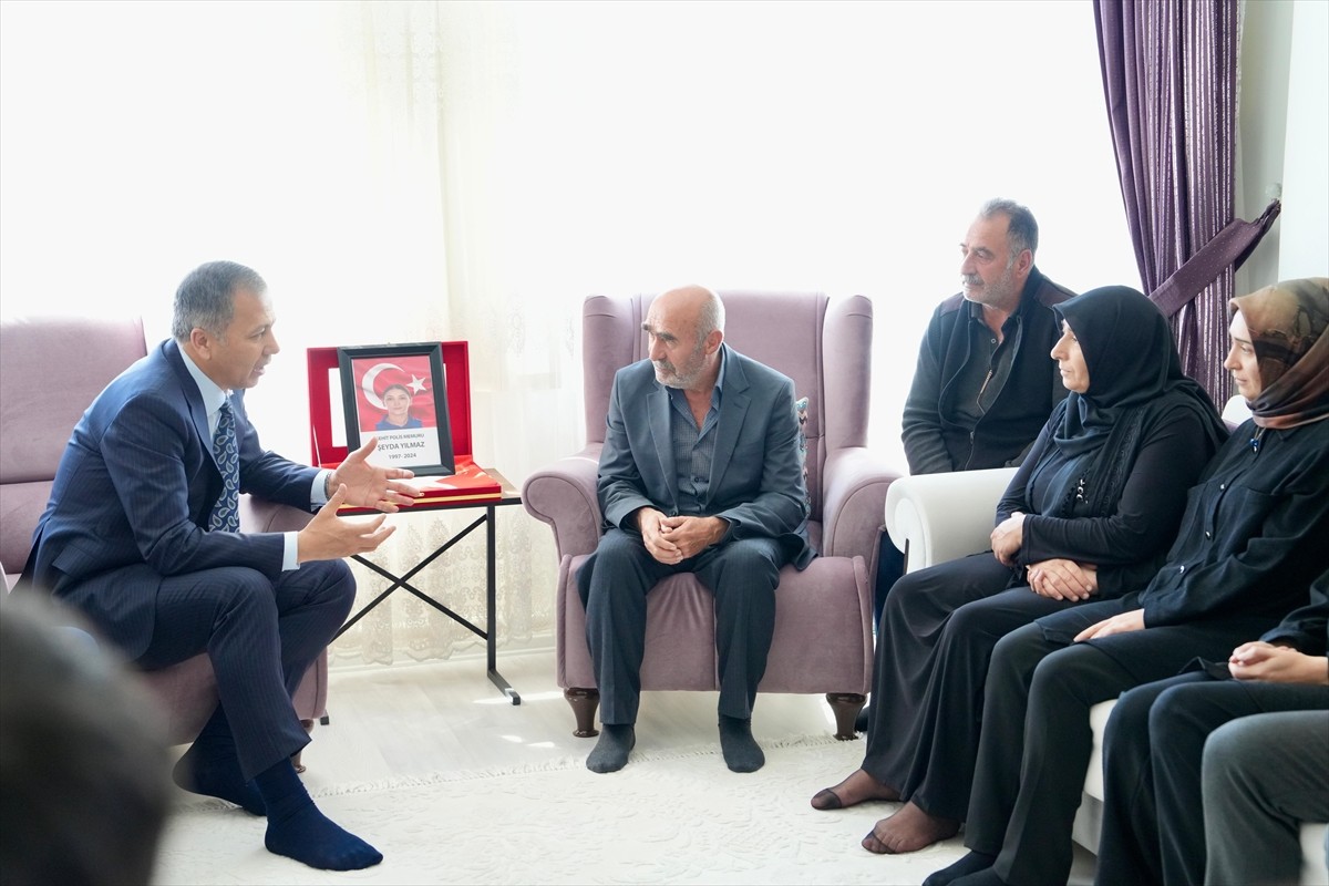 İçişleri Bakanı Ali Yerlikaya, İstanbul Ümraniye'de uğradığı silahlı saldırıda şehit olan 27...