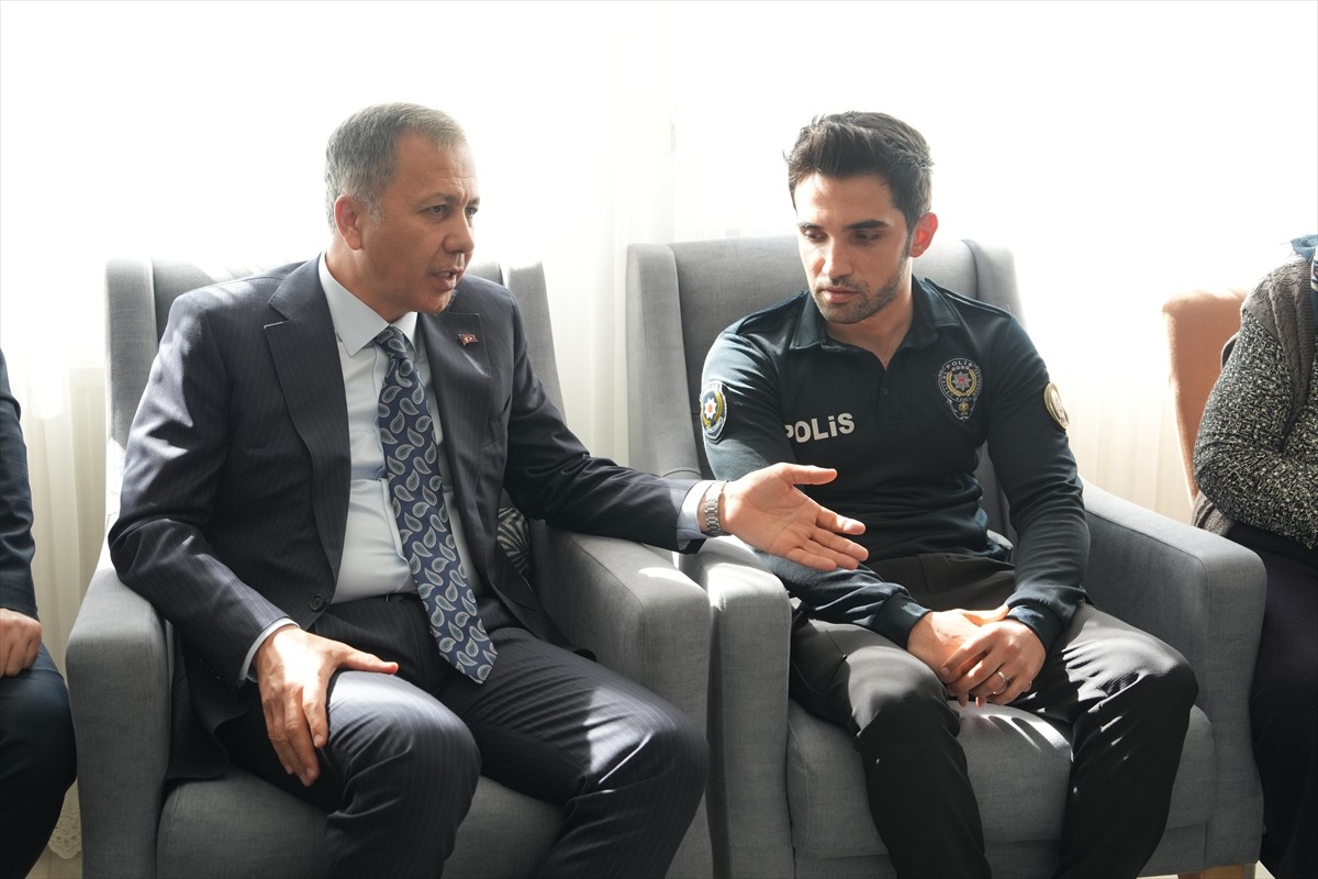 İçişleri Bakanı Ali Yerlikaya, İstanbul Ümraniye'de uğradığı silahlı saldırıda şehit olan 27...