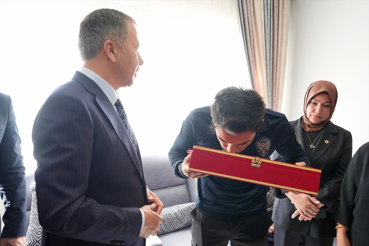 İçişleri Bakanı Ali Yerlikaya, İstanbul Ümraniye'de uğradığı silahlı saldırıda şehit olan 27...