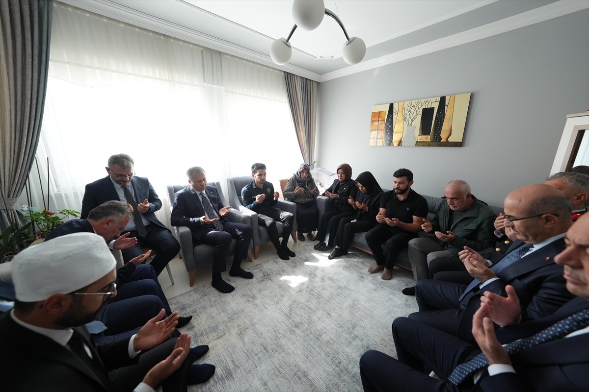 İçişleri Bakanı Ali Yerlikaya, İstanbul Ümraniye'de uğradığı silahlı saldırıda şehit olan 27...